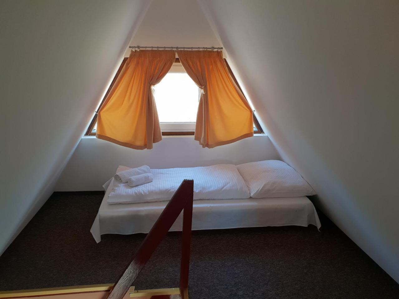Zajazd Pod Niedzwiedziem Debska Kuznia Exterior foto